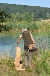 Einweisen zum Apport aus dem Wasser in der jagdlichen Ausbildung der Hundeschule Freiburg amlandwasser